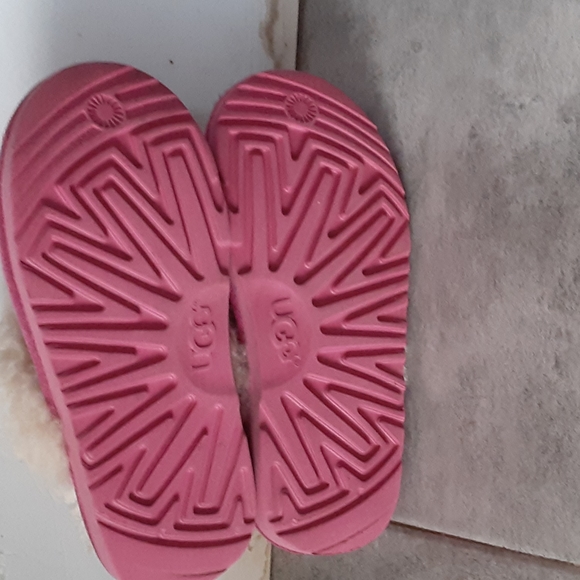 UGG  slipper  size   no trae el numero las medi  9 plugs es lo que miden - Picture 5 of 5